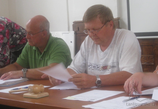08-predseda otevira obalku s nabidkou ceny.jpg